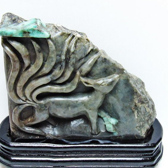 2.3Kg エメラルド 手彫り  キツネ 置物[T583-1163]