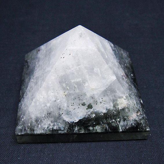 ガーデン水晶ピラミッド[T648-3707]