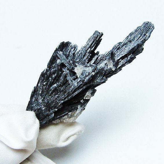 ブラック カイヤナイト 原石[T697-3905]