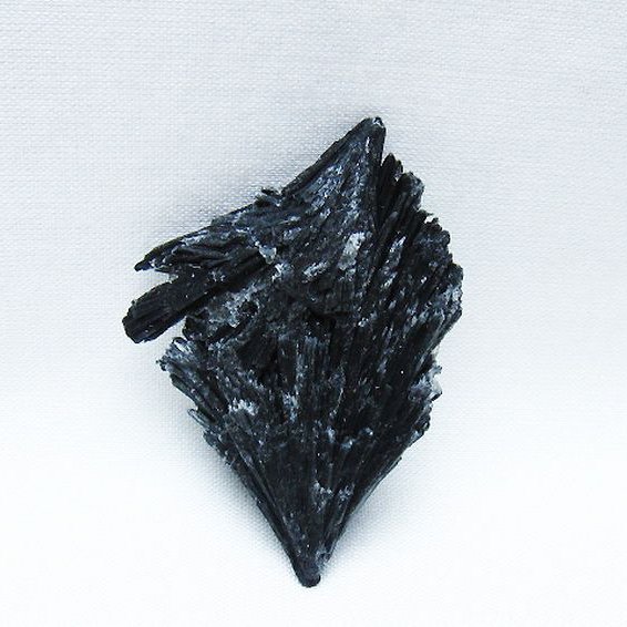 ブラック カイヤナイト 原石 [t697-4219]