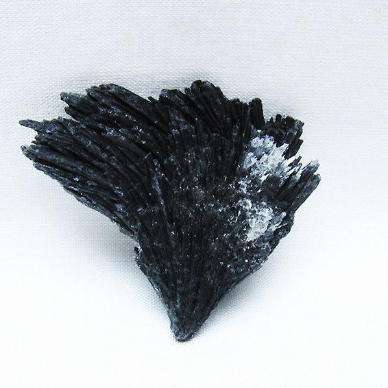 ブラック カイヤナイト 原石 [t697-4239]