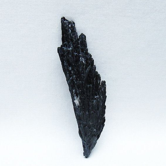 ブラック カイヤナイト 原石 [t697-4377]