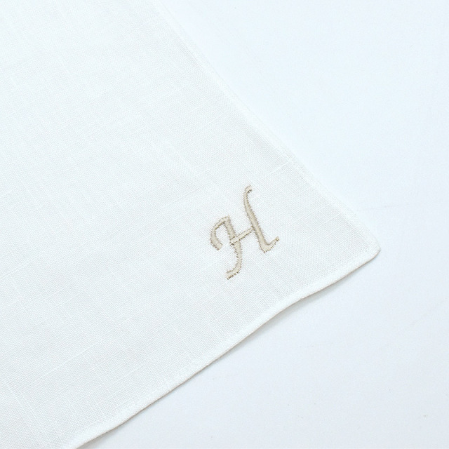 Linen la vie(リネン ラ・ヴィ)：イニシャル刺繍ハンカチ ゴールド