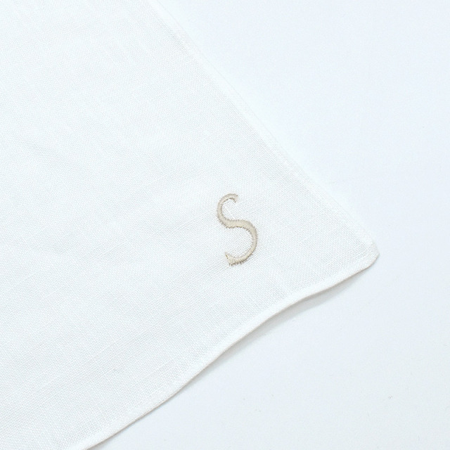 Linen la vie(リネン ラ・ヴィ)：イニシャル刺繍ハンカチ ゴールド