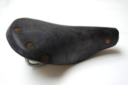 イデアル　サドル　No.92L　黒　非バッジ　新品