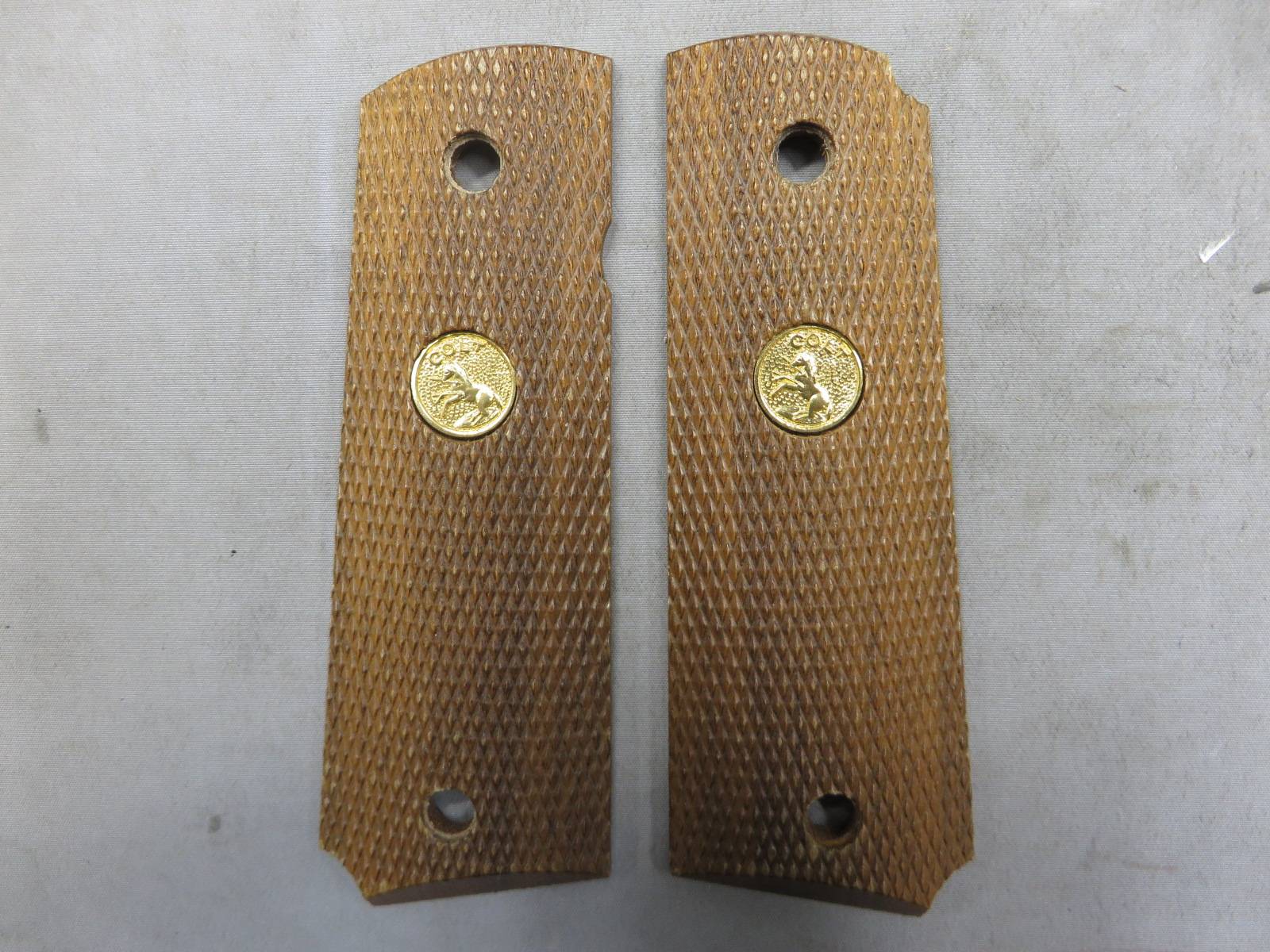 【へレッツ】ガバメント・M1911 フルサイズ チェッカー メダリオン付 ウッド グリップ