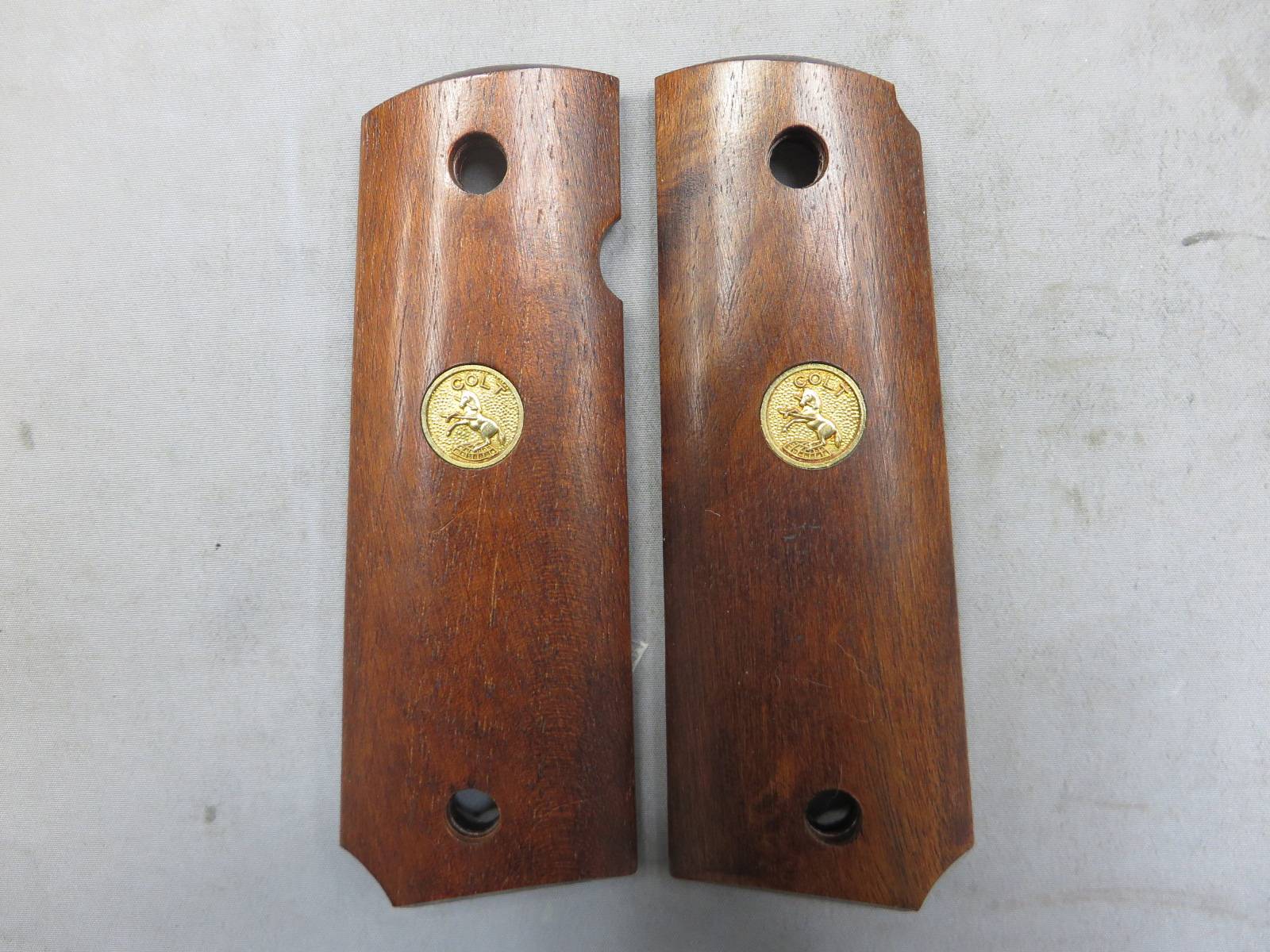 【CAW】1911ガバメント ウォルナット スムース コルト メダル入り