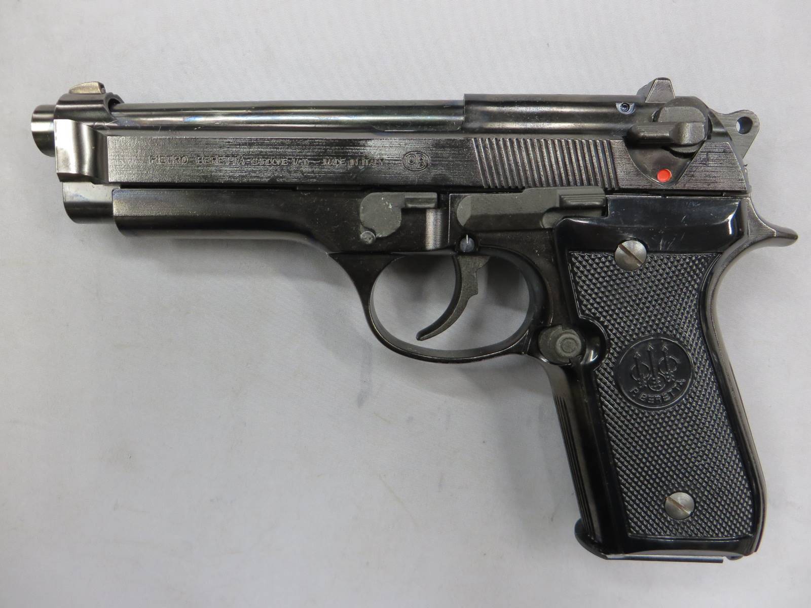【スズキ】ベレッタ M92SB メタルフィニッシュ・木製グリップ・ダミーカート　モデルガン