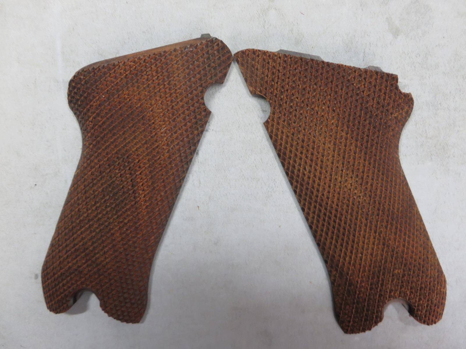 【タナカ】ルガーP08 ウォールナット チェッカーグリップ