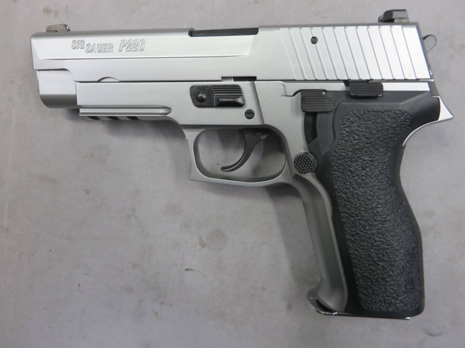 【東京マルイ】SIG SAUER P226 E2 ステンレスモデル