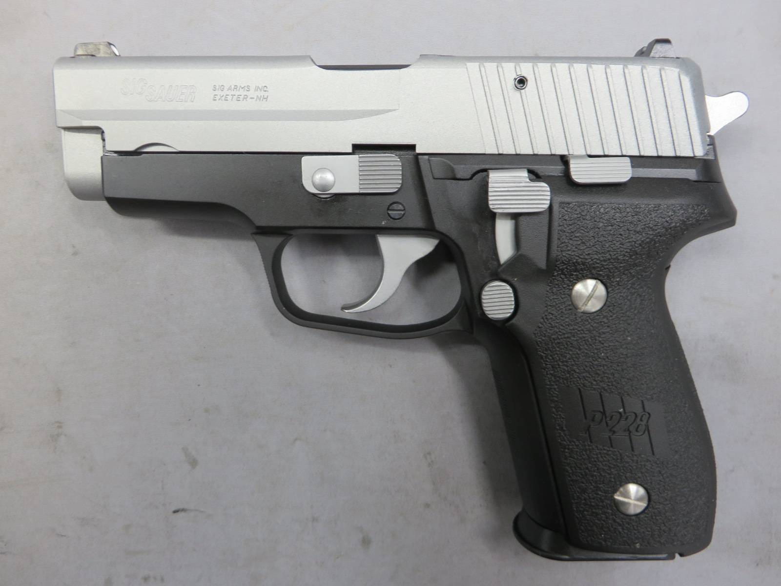 【タナカ】SIG P228 フレームHW Evo2 2トーン　モデルガン