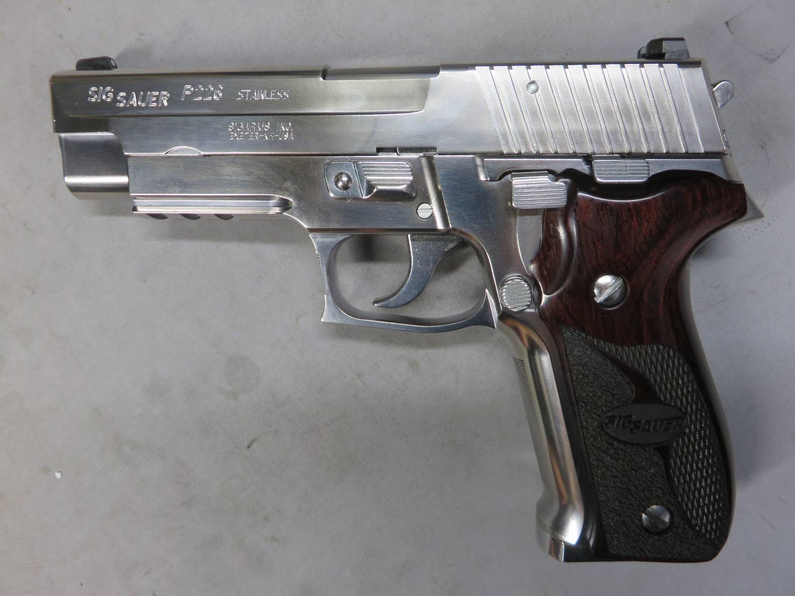 【東京マルイ】SIG SAUER P226R クロームステンレス・アルタモント グリップ 他 カスタム
