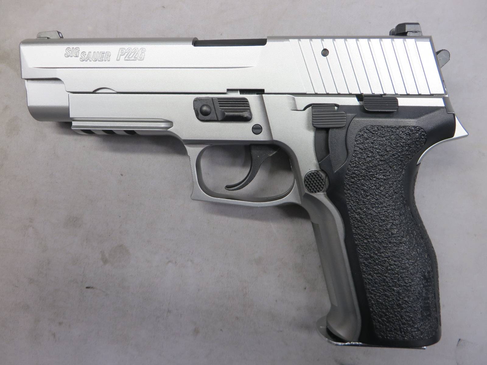 【東京マルイ】SIG SAUER P226 E2 ステンレスモデル