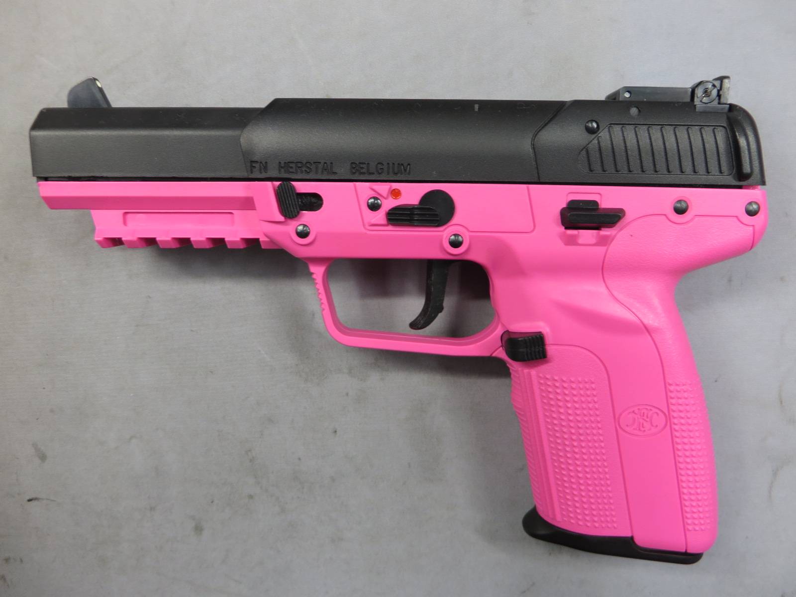 【マルシン】FN Five-seveN 6ｍｍBB CO2 V2 SHOCKPINK・ファイブセブン