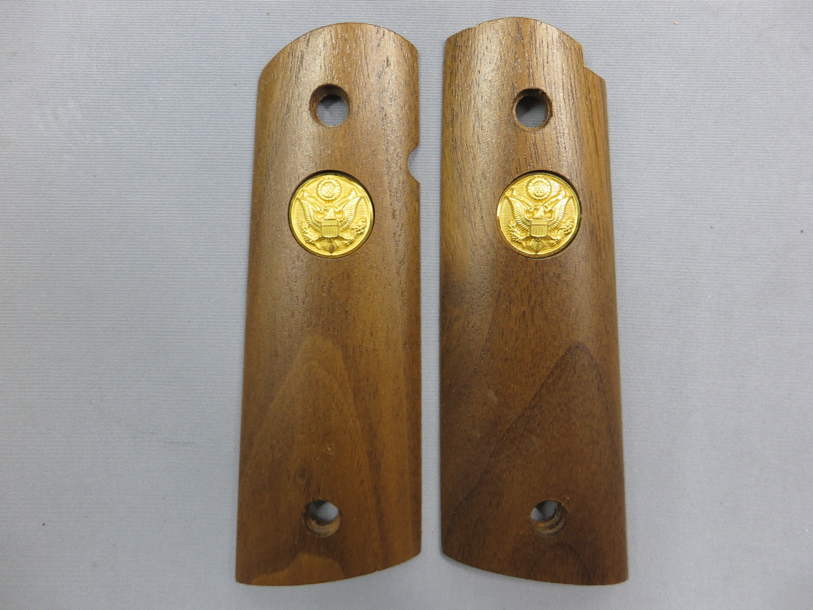 【不明】1911フルサイズ アメリカ陸軍メダリオン付き  木製グリップ