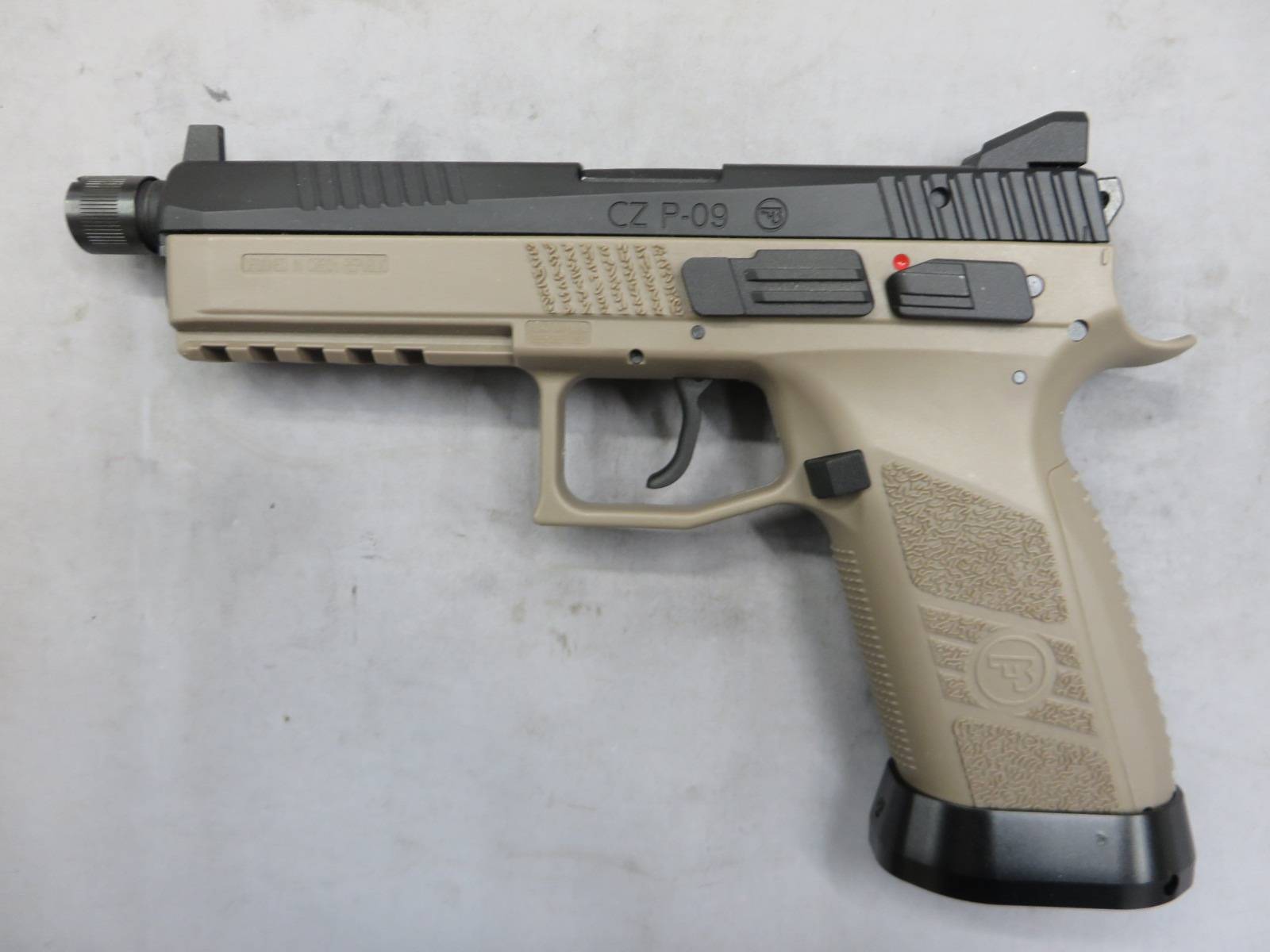 【Carbon8】CZ P-09 Tan フレーム CO2・サイレンサー対応アウターバレル・マグウェル