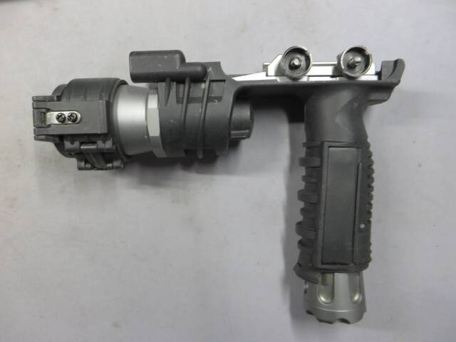 【不明】SUREFIRE M910タイプ フォアグリップライト（レプリカ）