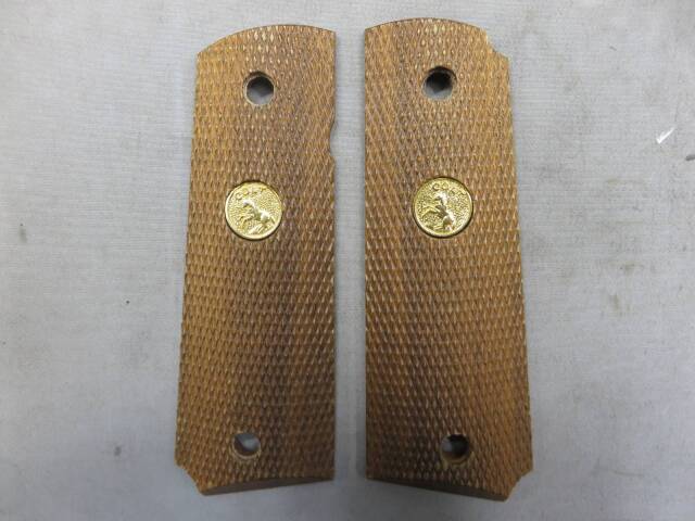 【へレッツ】ガバメント・M1911 フルサイズ チェッカー メダリオン付 ウッド グリップ