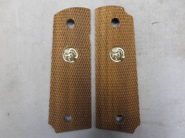 【へレッツ】ガバメント・M1911 フルサイズ チェッカー メダリオン付 ウッド グリップ