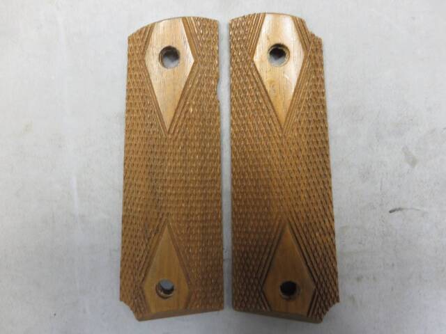 【へレッツ】ガバメント・M1911 フルサイズ ダイヤチェッカー ウッド グリップ