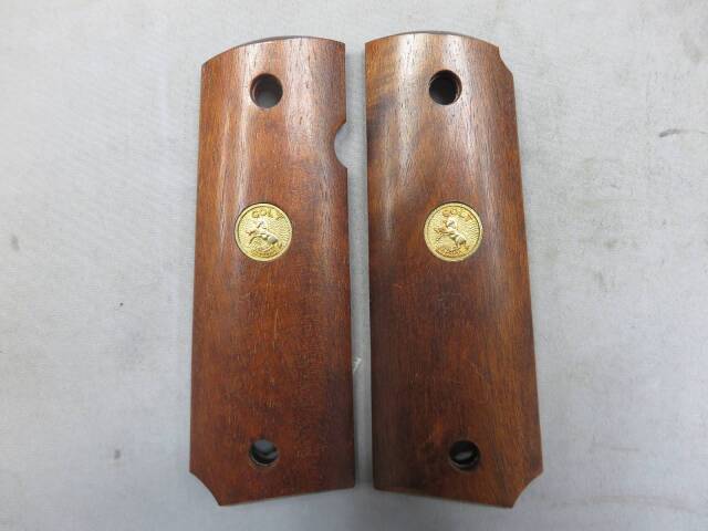 【CAW】1911ガバメント ウォルナット スムース コルト メダル入り