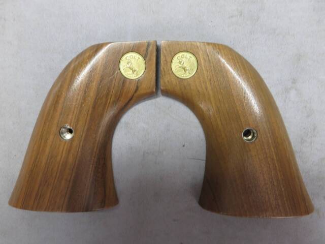 【タナカ】コルト SAA.45 メダリオン付 ウォールナット グリップ