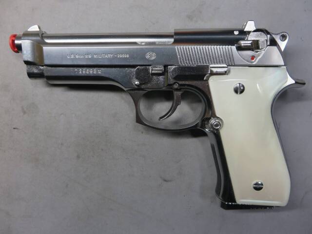 【東京マルイ】M92F クロームステンレス・キャロムショット ホワイトパールグリップ