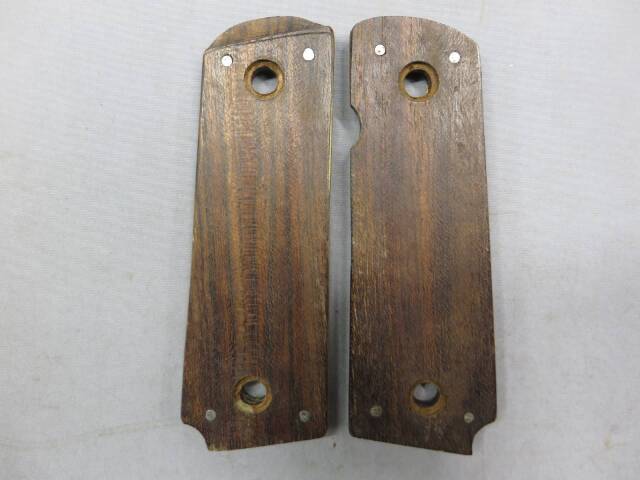 【不明】GM・1911 フルサイズ  メダル付き グリップ