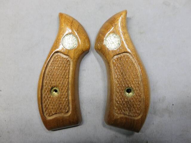 【S&W純正】S&W Jフレーム メダリオン付き 木製グリップ