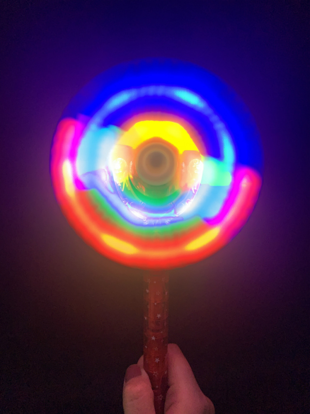 通販 縁日のおもちゃ 光る 光るクルクル風車 土屋商店 夏祭りには欠かせない光るおもちゃ ４２円の激安価格より１個から卸価格にて販売中