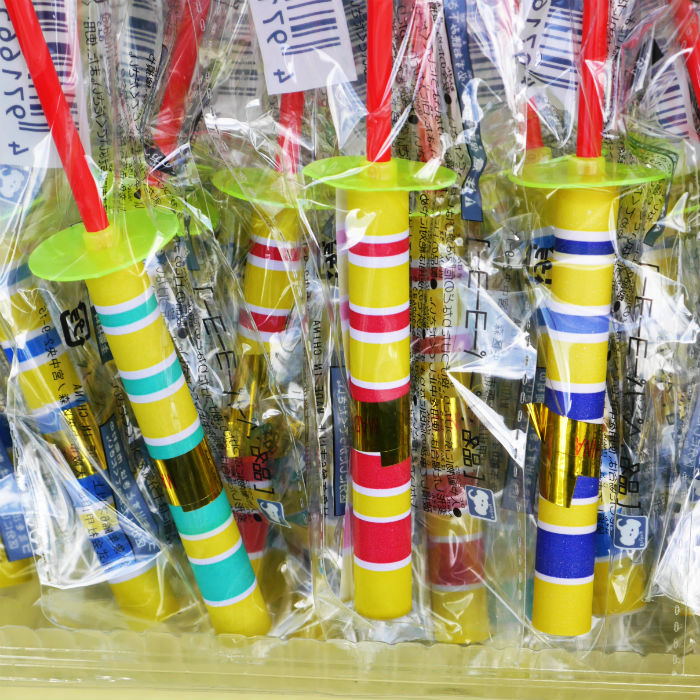 ローリングペーパー　振るとビョーンと巻紙が伸びてとてもシンプルなあそびです