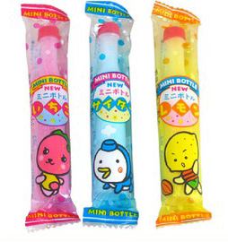 〔ミニボトルラムネ〕子供の手の平サイズの ボトルの中にちょっと荒めの粉ラムネが入ってます