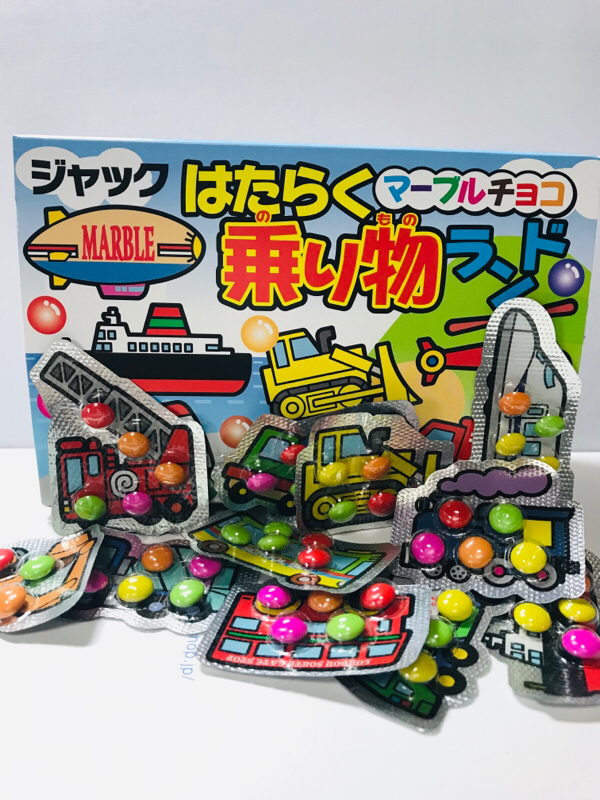 はたらく車の形をしたパッケージ 中にはプチマーブルチョコが入っています