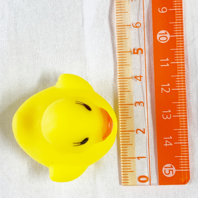 手のひらに入るくらいの黄色いぷかぷかアヒルちゃん