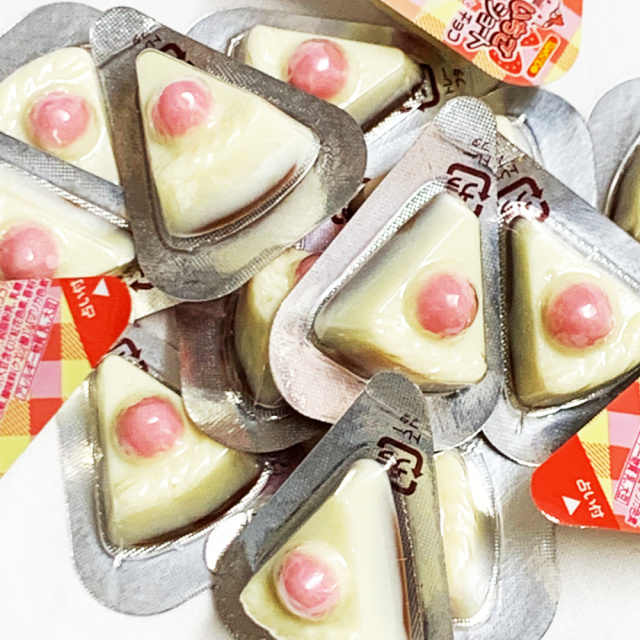 これまたカワユイ イチゴショートチョコ 白いチョコの上にちょこんと乗っているのはイチゴ？