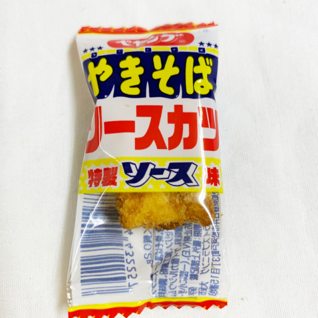ペヤング ソースカツ あのペヤングとのコラボ。ペヤングソースやきそばを再現しました。一口サイズのソースカツは手軽に食べられる