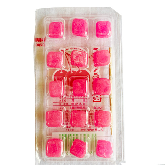 駄菓子の定番　桜色した こざくら餅。１センチ程の大きさでご年配の方にも食べやすいです