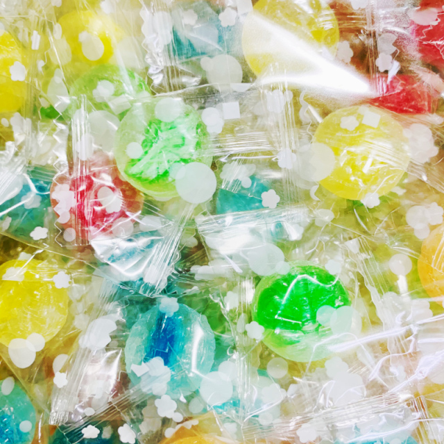大量 おはじき玉キャンディー きれいでまるでおはじきのようなキャンディーです。お客様配布用に