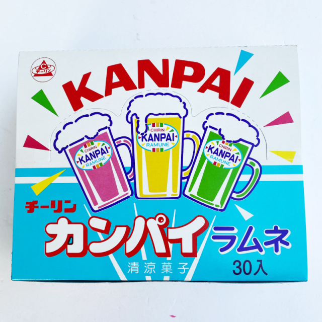 みんなで乾杯、グラス型容器のラムネです。