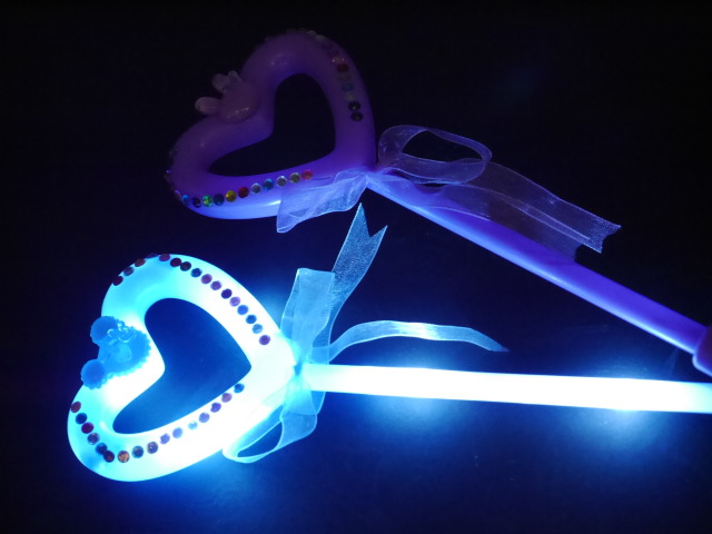 女の子の光る格安おもちゃ かがやくハートスティッキ 問屋佐塚商店通販