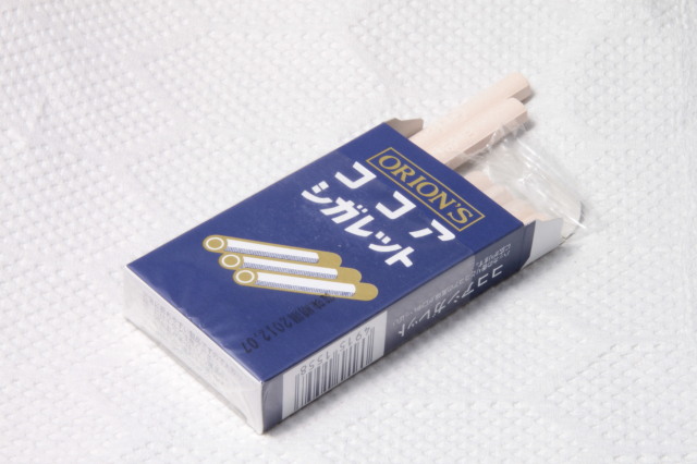 【ココアシガレット】タバコに見えるけど　シガレットの形の砂糖菓子です。大人の真似して　スパ～　禁煙の方にもスパ～
