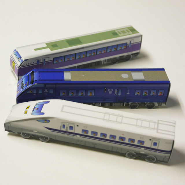 JR電車チョコは中に小粒チョコレートが入っています。