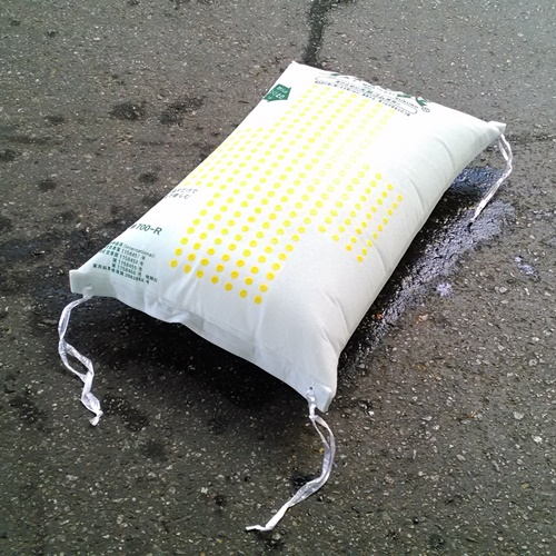 【土NO袋 #700 標準型 50枚 (5×10P)】水でふくらむ土のう袋 枕型 緊急用土嚢袋 都市型水害安全対策に