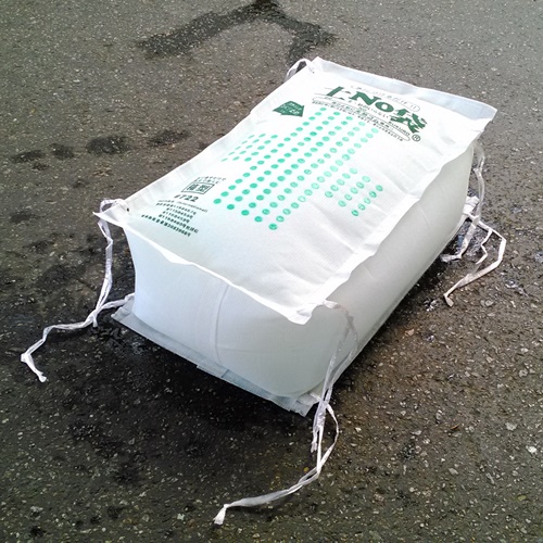 【土NO袋 ＃722 箱型 50枚 （5×10P）】水でふくらむ土のう袋 しっかり積める箱型 緊急用土嚢袋 都市型水害安全対策に