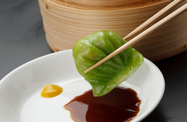横浜中華街・大珍楼】創業昭和22年老舗店手作り絶品<翡翠餃>(ニラ入りエビ蒸しギョーザ)6個入り 横浜中華街・大珍楼】創業昭和22年老舗店手作り絶品<翡翠餃>(ニラ入りエビ蒸しギョーザ)6個入り