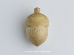 木工作家の木下直樹の木製子供知育玩具「ベビートイシリーズ」どんぐりガラガラ