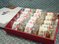 【敬老の日】ふっくらとした生地の中に丹精込めて炊き上げたあんが絶妙です お福　15個入り　(小豆5個、栗5個、こしあん5個）