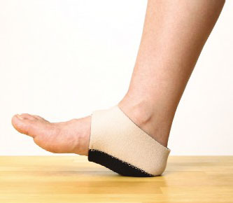 かかとサポーターで、体重の負担をもろに受けるかかとの衝撃を吸収して、ヒザへの負担を軽減
