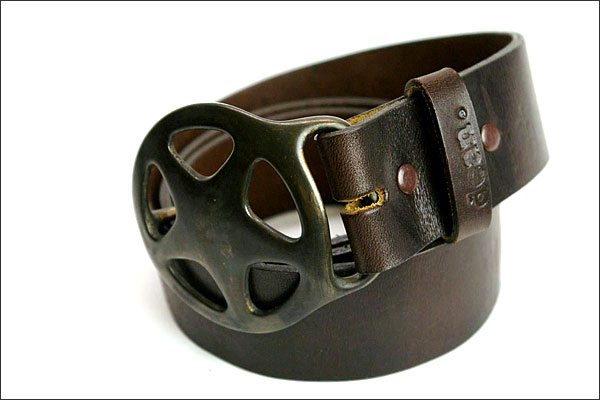 ハリウッドスターも愛用するLAブランド★deanのレザーベルト