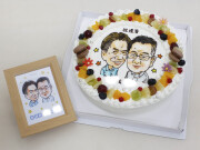 似顔絵ケーキ （８号24ｃｍ） フォトスタンド付　人物２体　